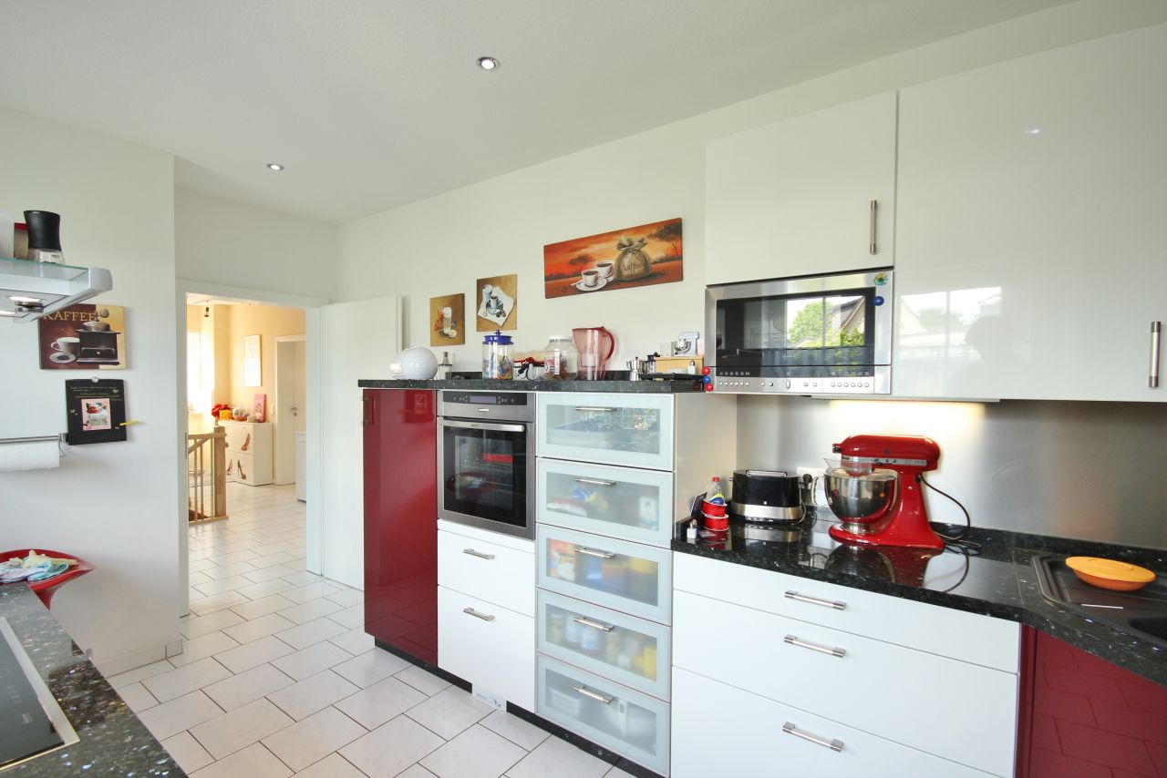 Moderne Küche mit Inselkomfort Moderne Küche mit Inselkomfort